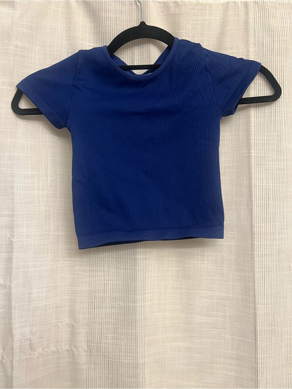 Super cute royal blue cropped form-fitting tee! A great staple piece